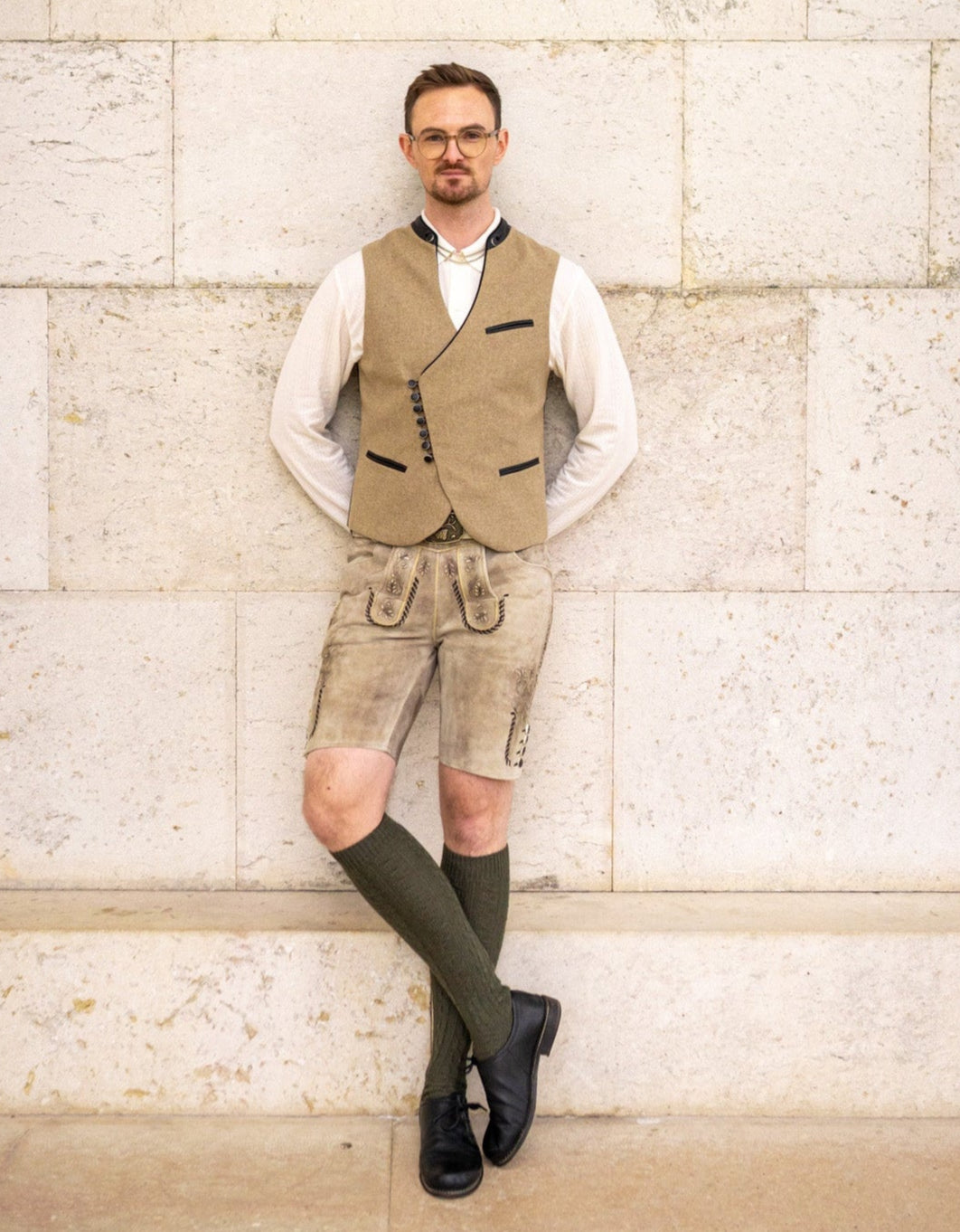 Sebastian Obermaier, Gründer Laiwal Trachten, in Trachtenweste, Trachtensocken und Lederhose