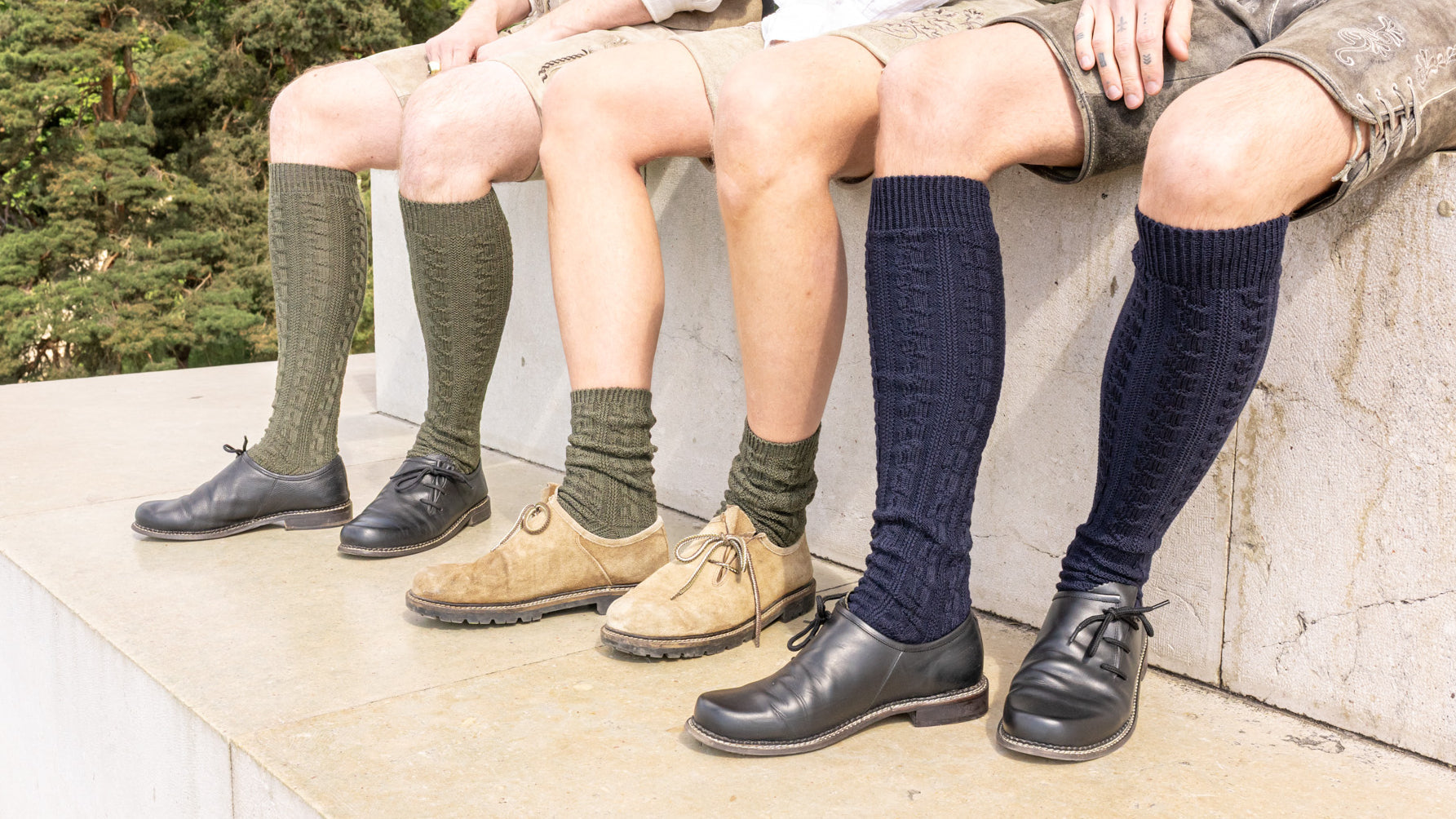 3 Personen in Tracht mit Trachtenschuhen und Socken