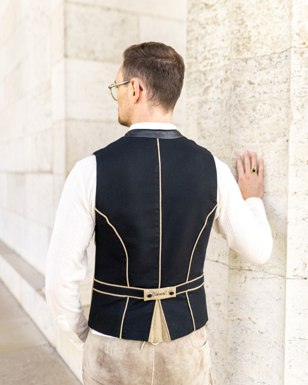 Trachtenweste Lukas - Rückansicht schwarz und beige - aus Baumwolle und Loden