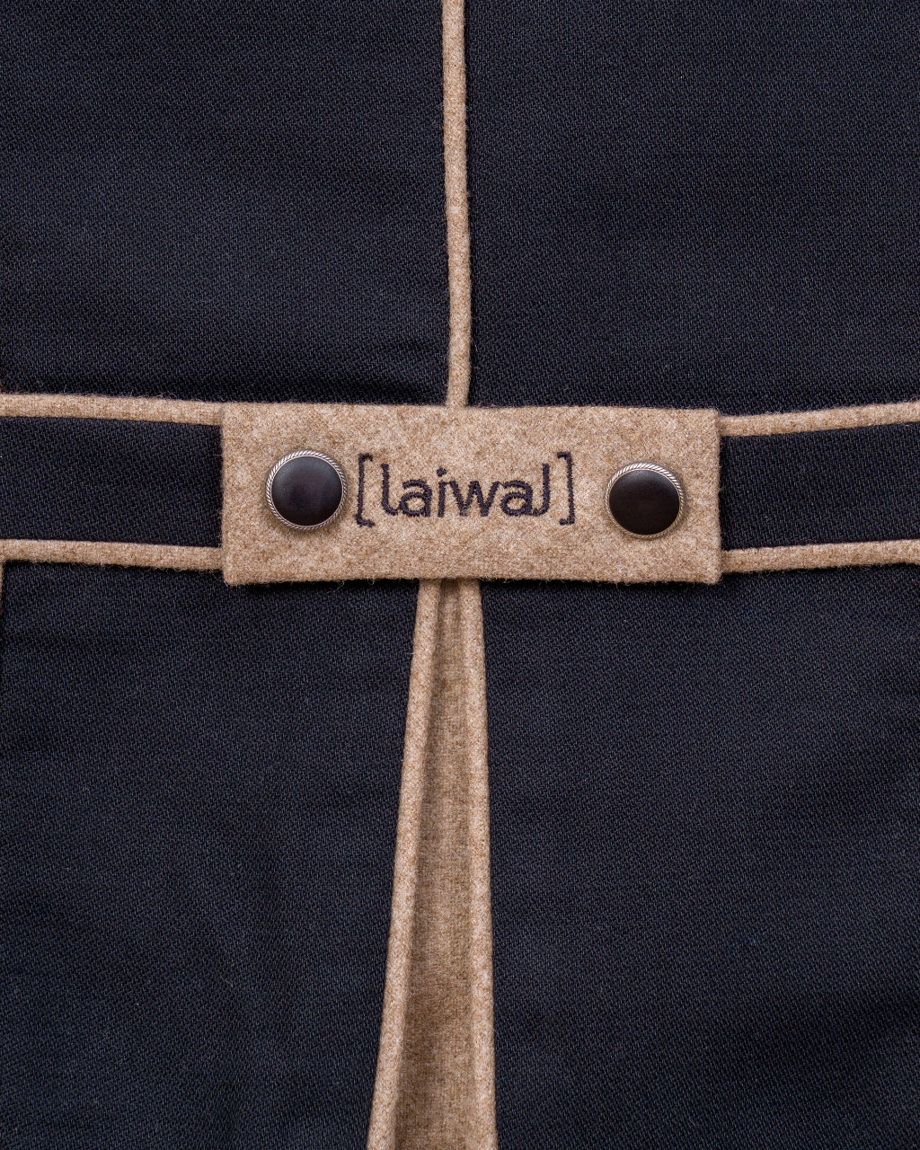 Trachtenweste Lukas - Detailansicht Rückseite mit Logo Stickerei schwarz beige