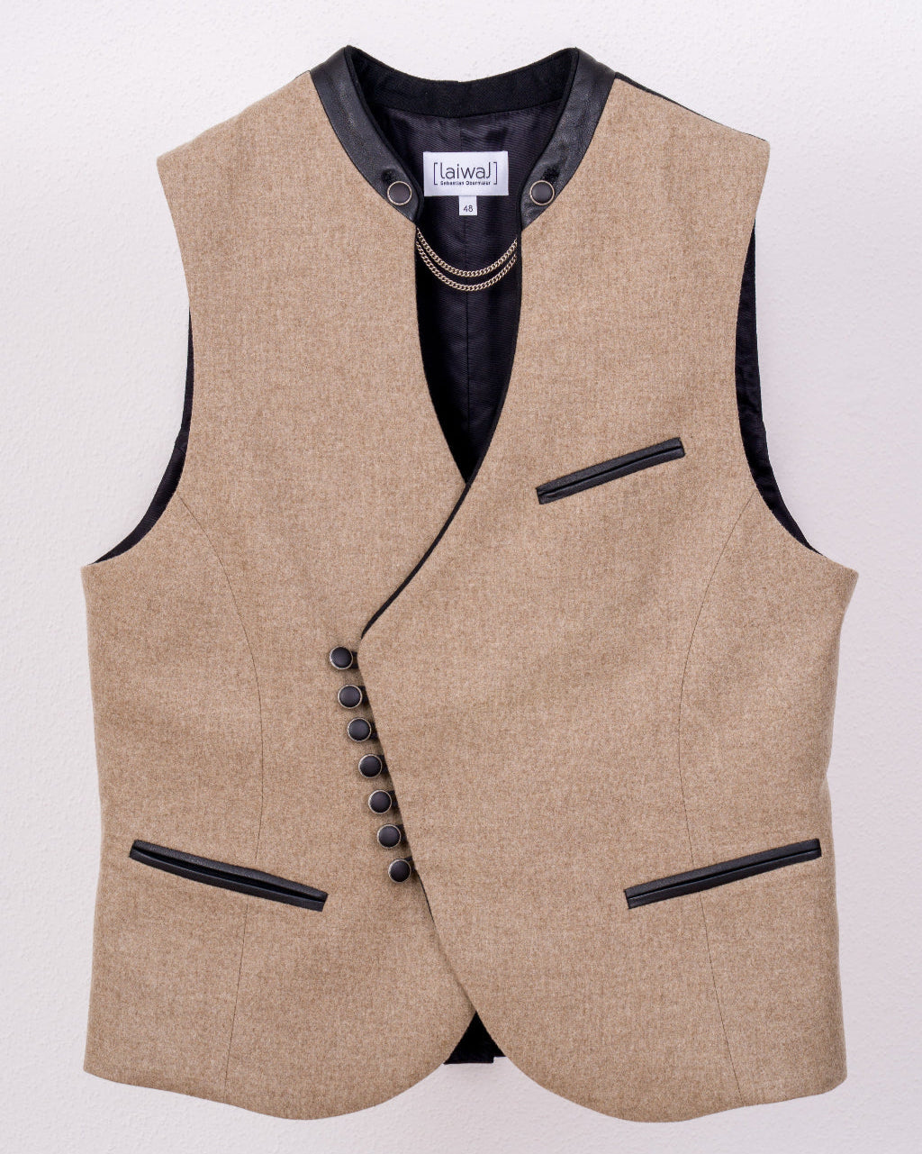 Trachtenweste Lukas - Vorderansicht, beige und schwarz, aus Loden und Leder mit Metallknöpfen