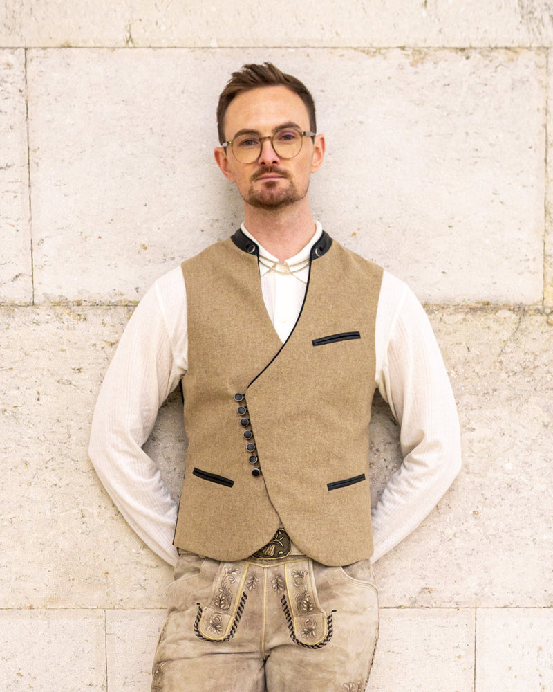 Trachtenweste Lukas - Vorderansicht, beige und schwarz, aus Loden und Leder mit Metallknöpfen